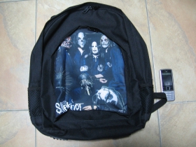Slipknot ruksak čierny, 100% polyester. Rozmery: Výška 42 cm, šírka 34 cm, hĺbka až 22 cm pri plnom obsahu